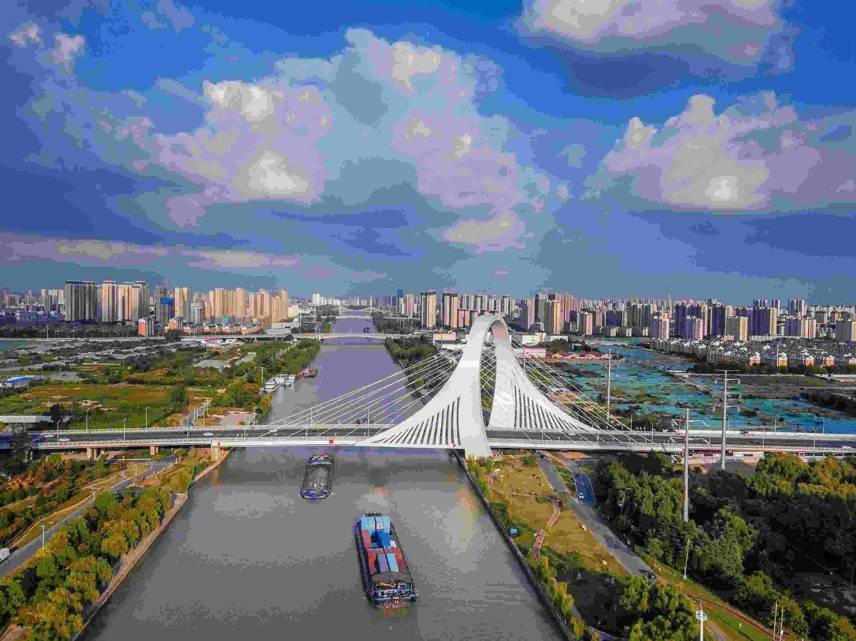 2022年9月12日，幾艘船舶行駛在江蘇淮安運(yùn)河大橋附近。