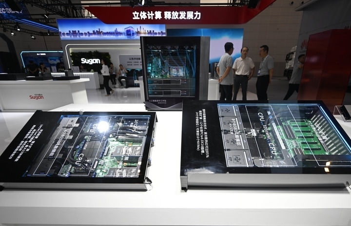 這是6月20日在博覽會(huì)上拍攝的中科曙光展區(qū)的一臺(tái)人工智能服務(wù)器。新華社記者 趙子碩 攝