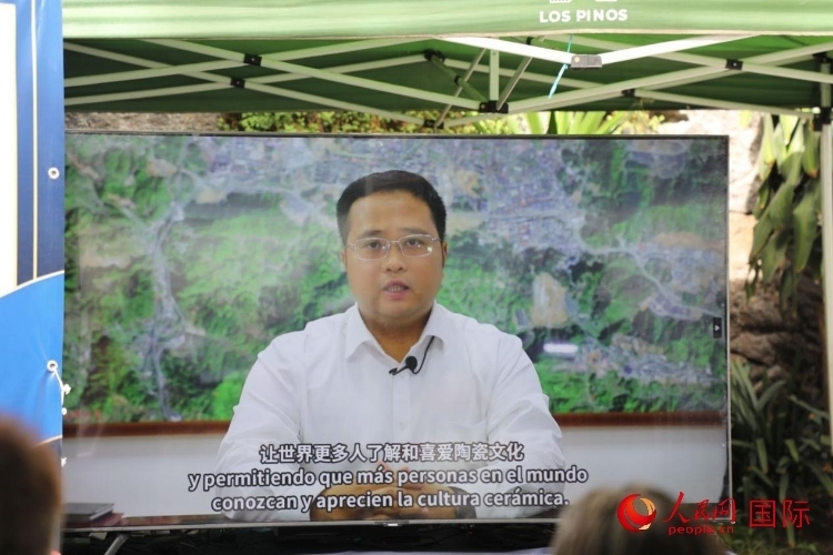 德化縣人民政府縣長方俊欽視頻致辭。人民網(wǎng) 埃內(nèi)斯托·多明戈斯攝