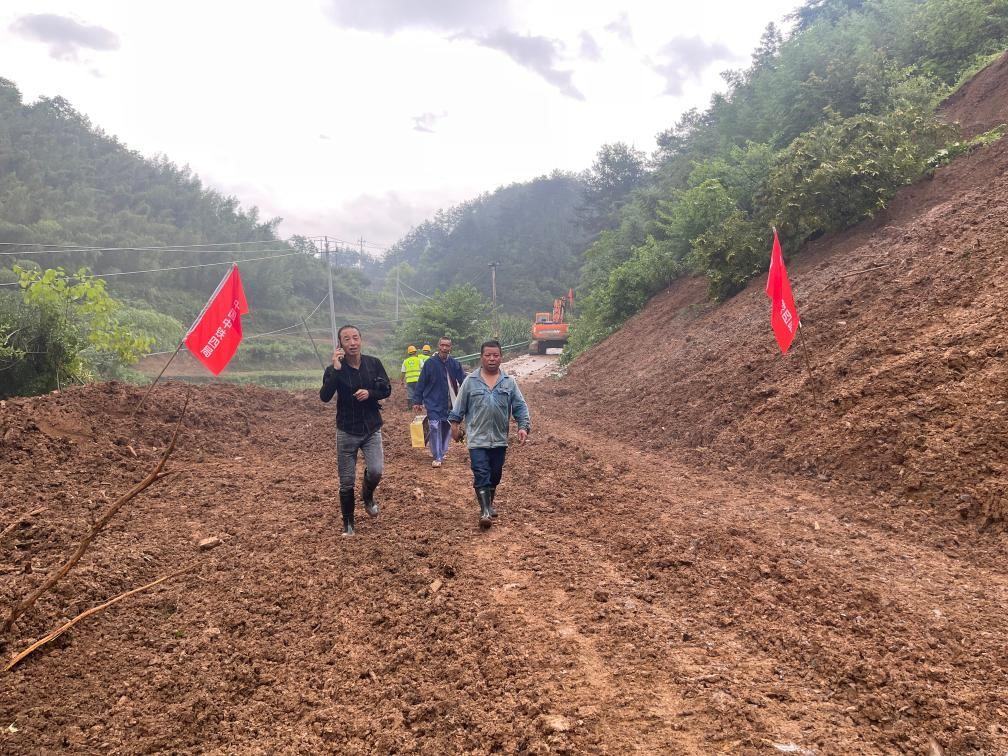 6月22日，木石里008縣道最后一個(gè)塌方點(diǎn)搶通。（受訪(fǎng)者供圖）