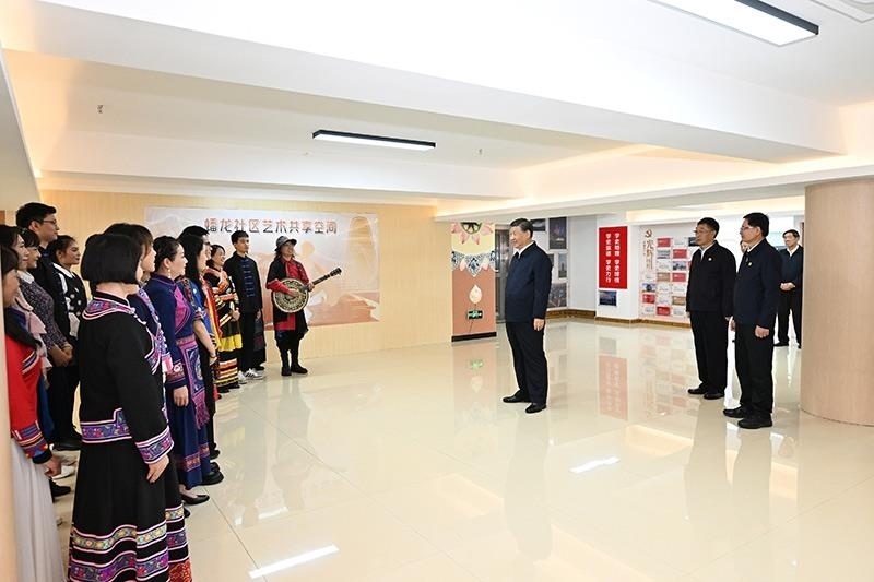 2023年12月14日，習近平總書記在廣西南寧市良慶區(qū)蟠龍社區(qū)黨群服務中心文體活動室同社區(qū)居民親切交流。