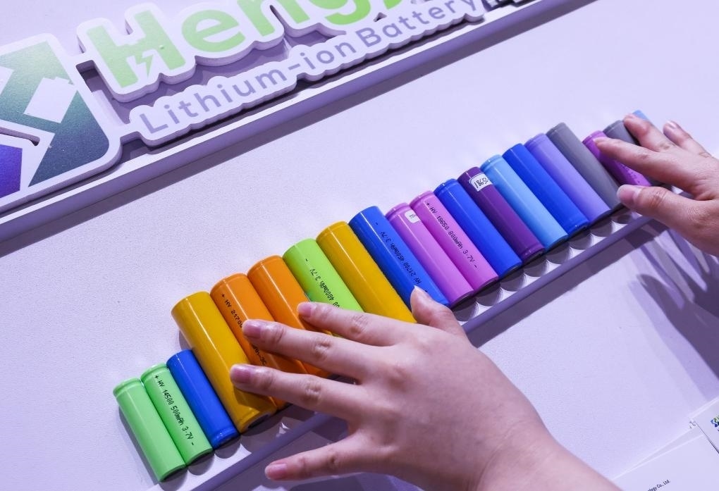 參展商在第135屆廣交會(huì)新能源展區(qū)布置鋰電池展品（2024年4月15日攝）。新華社記者 劉大偉 攝