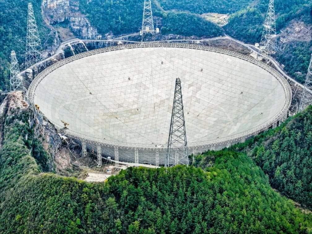 這是2024年2月26日拍攝的位于貴州的“中國(guó)天眼”（無(wú)人機(jī)全景圖片，維護(hù)保養(yǎng)期間拍攝）。新華社記者 歐東衢 攝