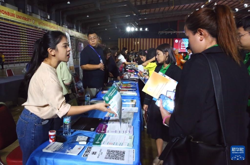 6月22日，在泰國曼谷吞武里大學舉辦的中國高等教育展上，學生在中國高校展臺前了解信息。新華社記者 孫瑋彤 攝