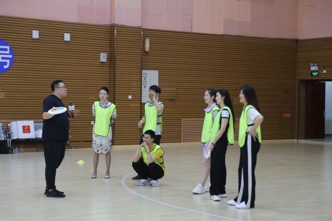 在“友趣體驗(yàn)營(yíng)”上，年輕用戶正在學(xué)習(xí)飛盤運(yùn)動(dòng)技巧。 受訪者供圖