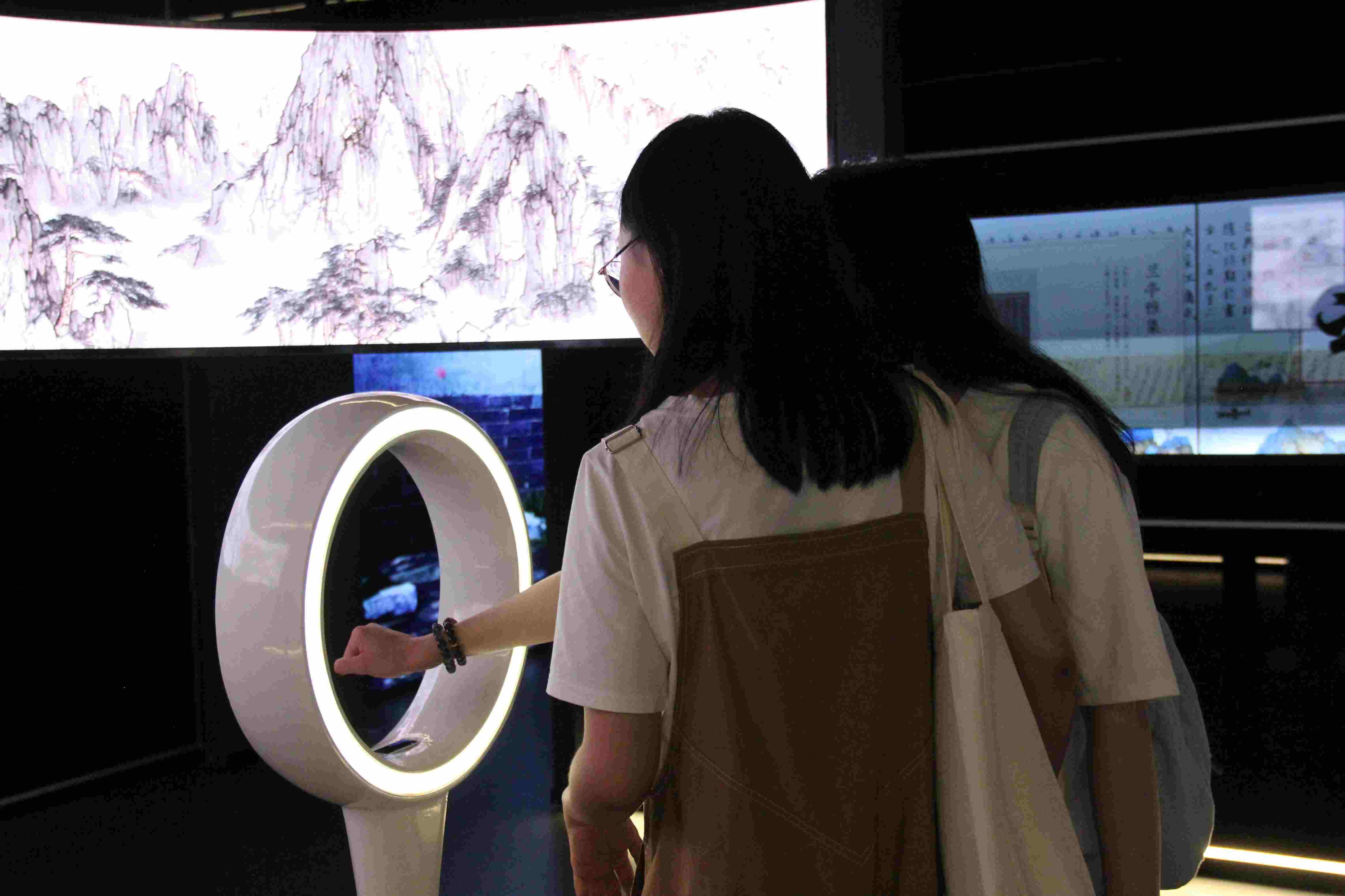 游客在“元啟金陵”南京數(shù)字文化客廳參觀并參與互動(dòng)。受訪者供圖