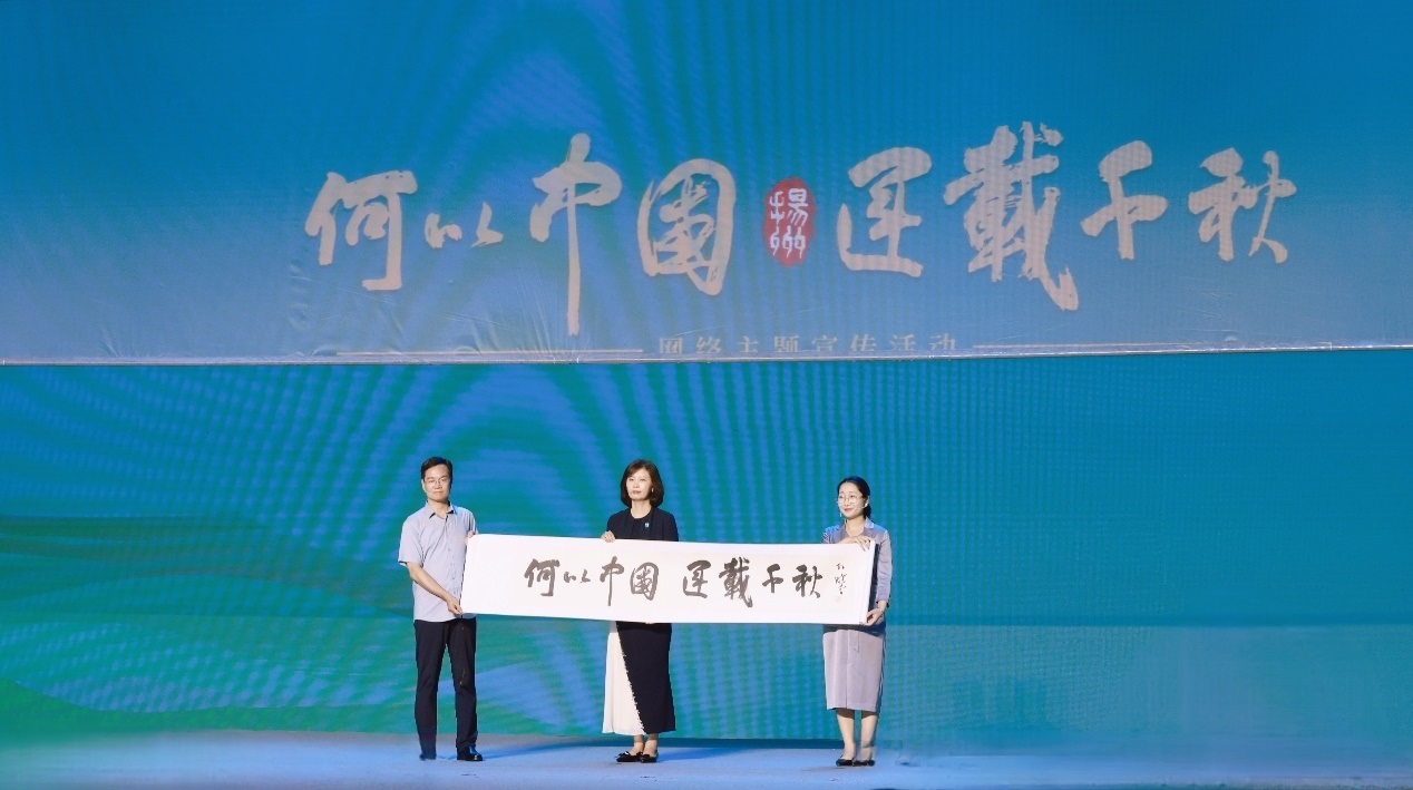 隋唐大運河文化博物館館長曹岳森（左）、揚州中國大運河博物館館長鄭晶（中）、浙東運河博物館負責(zé)人張慧（右）共同展卷。