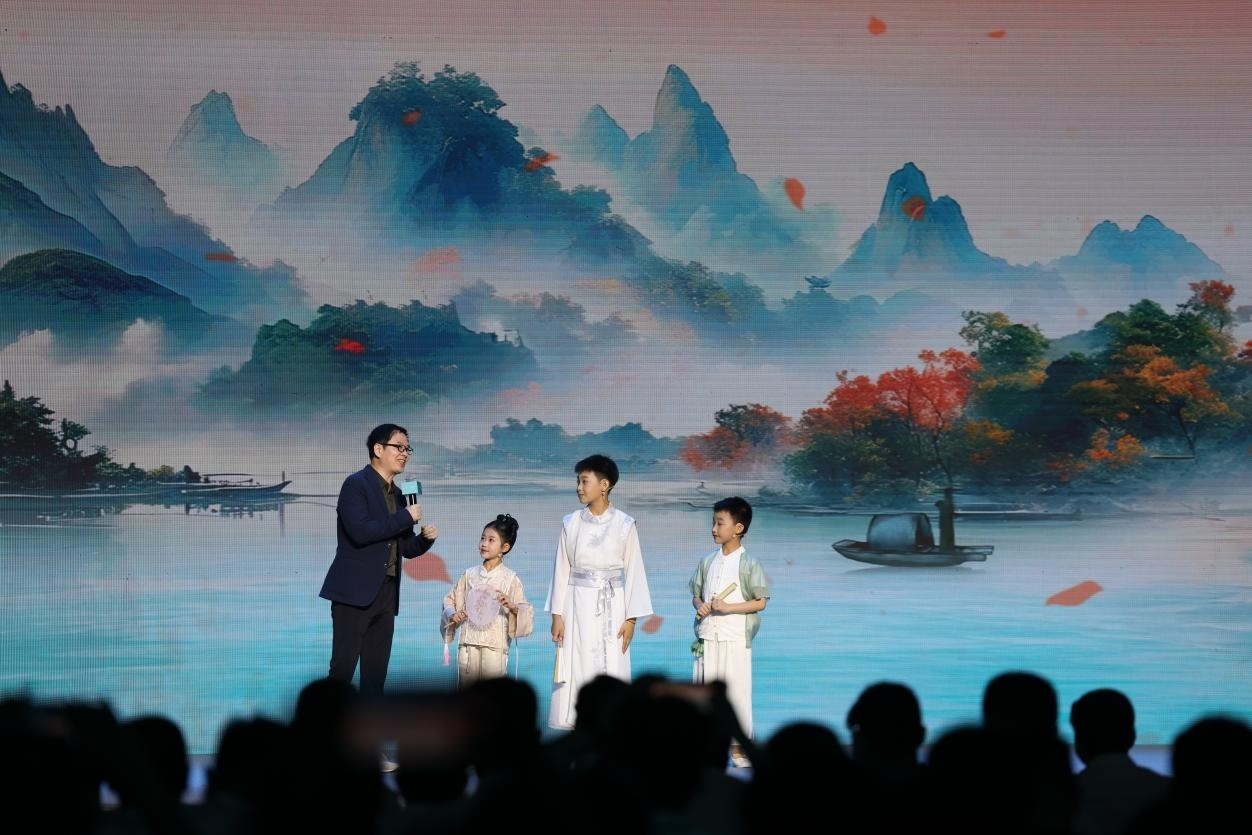 南京師范大學(xué)教授酈波（左一）與2024中國詩詞大會選手張可兒（左二）、姜敬曦（右二），揚州市邗江區(qū)實驗學(xué)校蔣王小學(xué)學(xué)生陸俊屹（右一）趣談大運河詩詞文化。