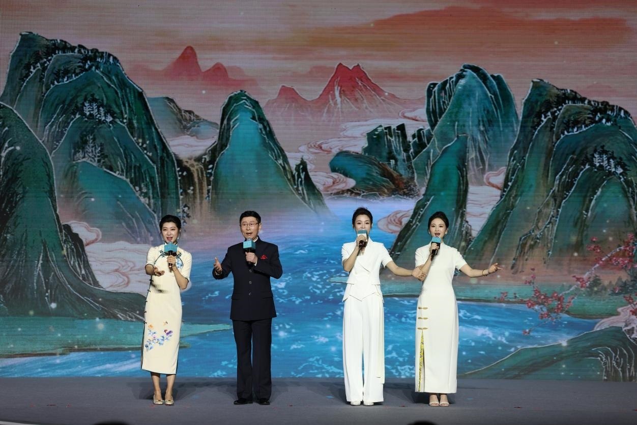 國家一級演員、京劇表演藝術(shù)家王平（左二），國家一級演員、南京藝術(shù)學(xué)院教授單雯（左一），浙江小百花越劇團青年演員陳麗君（右二）、何青青（右一）同臺唱響千年運河情。
