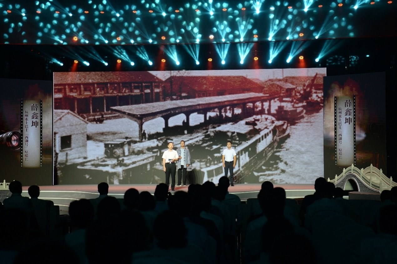 杭州水上巴士“西湖”號原船長薛鑫坤（左）、窯灣古鎮(zhèn)漁民藝術(shù)團團長沈召明（中）、港航潤楊6060貨船主楊杰偉（右）現(xiàn)場講述。