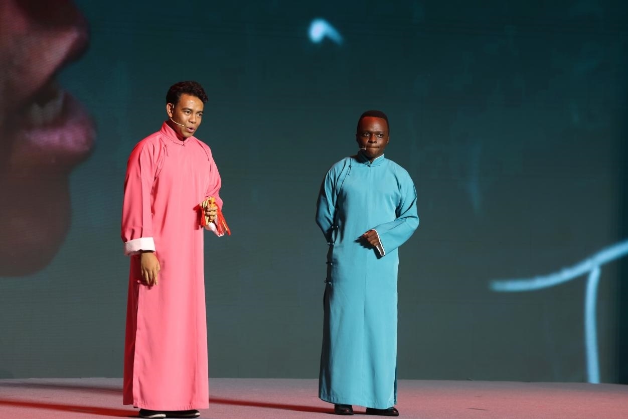 來自馬達加斯加的北京外國語大學(xué)教師唐磊（左）和來自肯尼亞的天津師范大學(xué)博士生孔愛凱（右）說唱大運河。