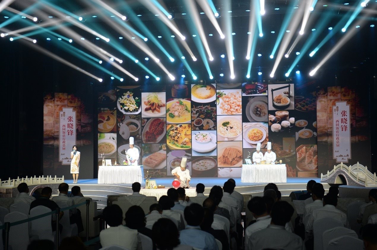 花園國際大酒店廚師長朱燾、西園飯店行政總廚張曉鋒、冶春面點總廚倪秋香、冶春面點制作技藝第五代傳人陳詩雅展示淮揚菜絕技。