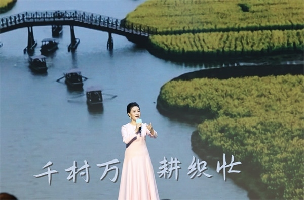 歌唱家、中國音樂學(xué)院教授雷佳現(xiàn)場演唱。