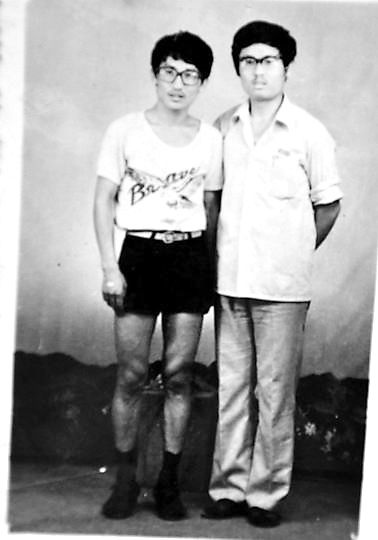 薛其坤（左）與大學(xué)同學(xué)合影。