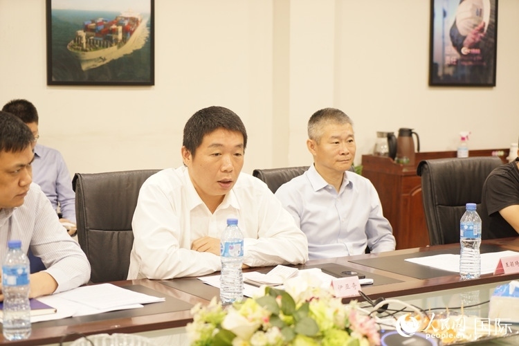 駐尼日利亞使館領僑處主任伊亞奇（中）講話。人民網(wǎng)記者 姜宣攝