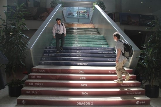 6月24日，在葡萄牙里斯本，與會者準備走進“龍計劃”五期總結(jié)研討會暨六期（2024-2028年）啟動會會場。