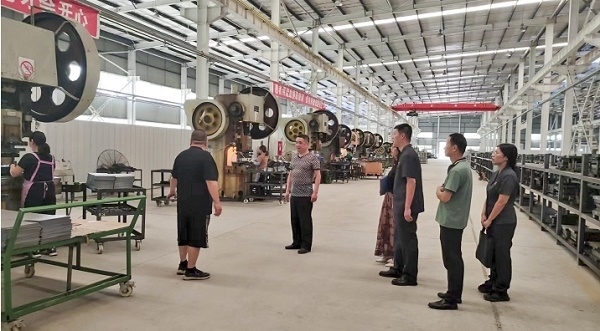 大渡口區(qū)法院法官回訪已盤(pán)活的被執(zhí)行企業(yè)。