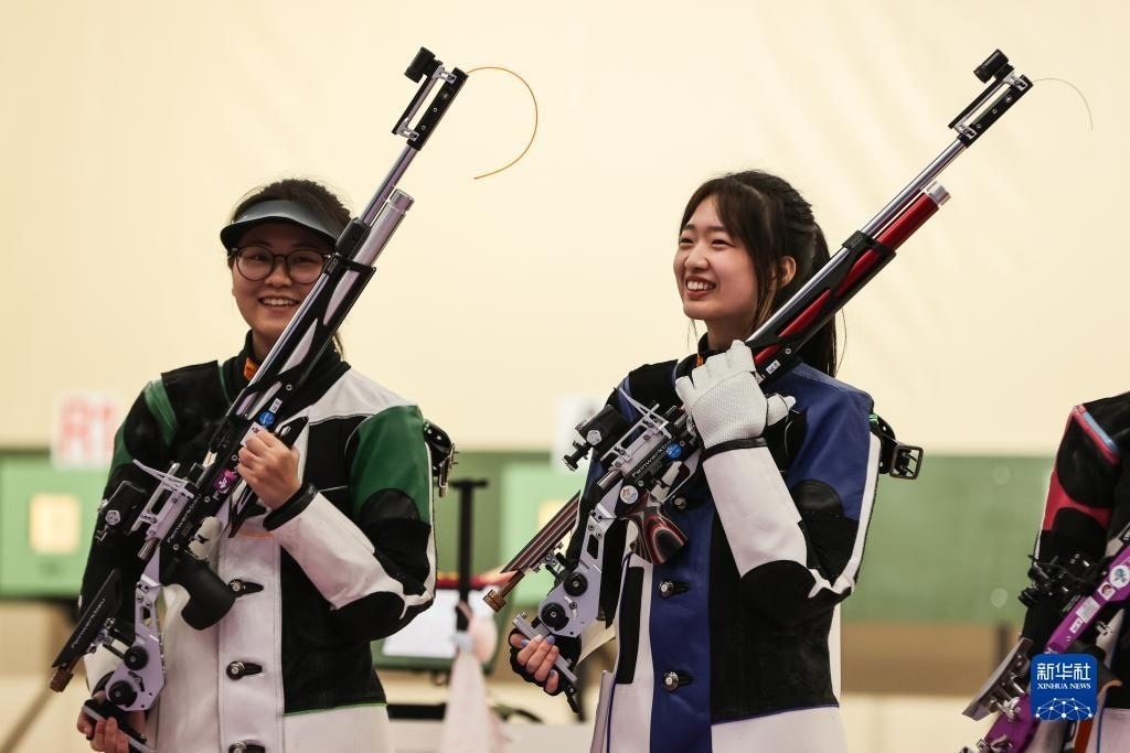 2023年9月24日，在杭州亞運會射擊項目女子10米氣步槍個人決賽中，中國選手黃雨婷以252.7環(huán)的成績獲得冠軍，韓佳予獲得亞軍，印度選手拉米塔獲得季軍。圖為黃雨婷（右）、韓佳予在比賽后。新華社記者 單宇琦 攝