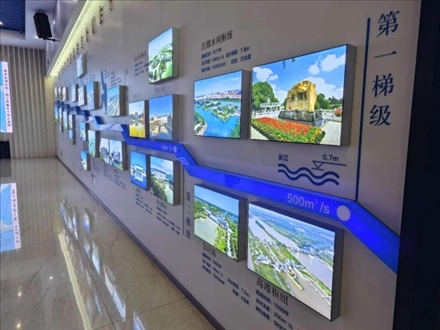 長江水跨越13級“階梯”一路北上。人民網(wǎng)記者 黃鈺攝