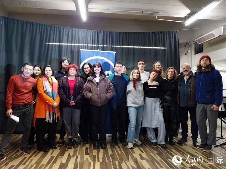 活動現(xiàn)場藝術(shù)家合影。人民網(wǎng)記者 許放攝