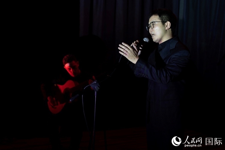 歌曲表演。馬丁·薩巴拉攝