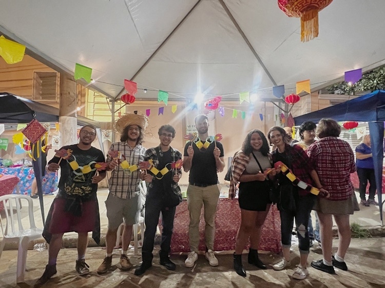 參與者體驗(yàn)文化碰撞與融合的樂趣。 圣保羅州立大學(xué)孔子學(xué)院供圖