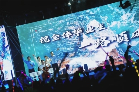 歌曲《祝你一路順風(fēng)》演出現(xiàn)場。供圖：日照職業(yè)技術(shù)學(xué)院