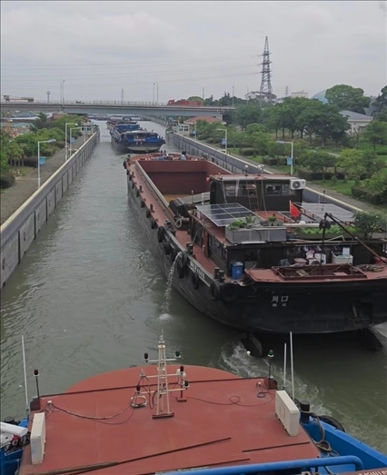 諫壁船閘內(nèi)船只正在過(guò)閘。人民網(wǎng)記者 黃鈺攝