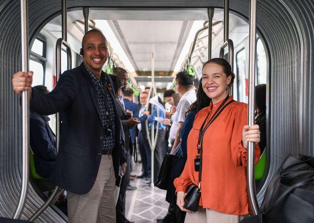 2024年4月22日，拉美和加勒比國家駐華使節(jié)、機構(gòu)代表和記者應(yīng)外交部邀請，在襄陽騰龍汽車有限公司參訪。新華社記者 杜子璇 攝