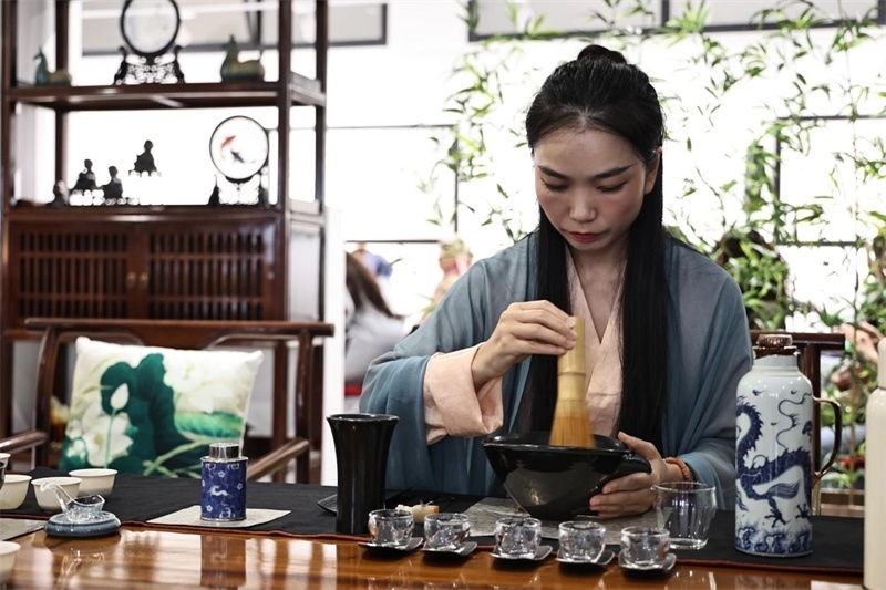 茶藝師現(xiàn)場展示宋式點(diǎn)茶。拉巴特中國文化中心供圖