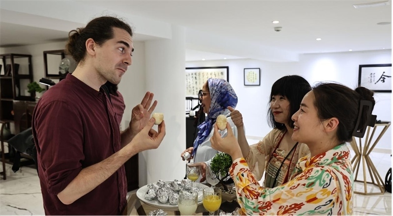 嘉賓品嘗茶葉蛋。拉巴特中國文化中心供圖