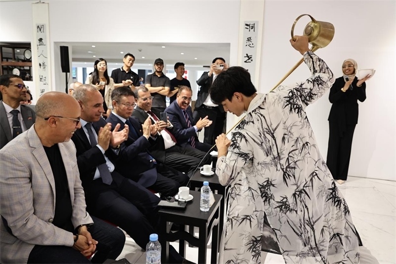 長嘴壺斟茶。拉巴特中國文化中心供圖