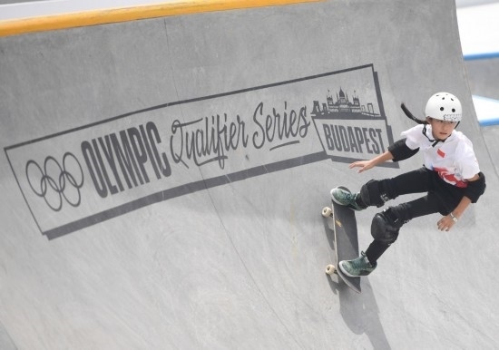6月20日，鄭好好在比賽中，她在預(yù)賽中最佳成績(jī)?yōu)?2.60分。當(dāng)日，巴黎奧運(yùn)會(huì)資格系列賽布達(dá)佩斯站滑板女子碗池預(yù)賽在布達(dá)佩斯舉行。新華社記者 賀燦鈴 攝