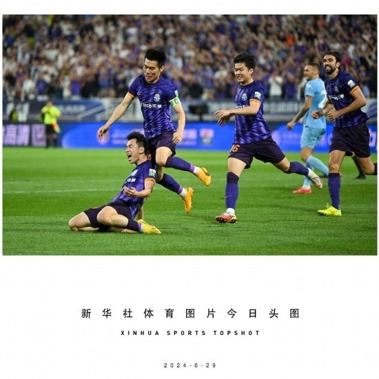  6月29日，天津津門虎隊球員劉俊賢（左一）在比賽中進球后慶祝。新華社記者 孫凡越 攝
