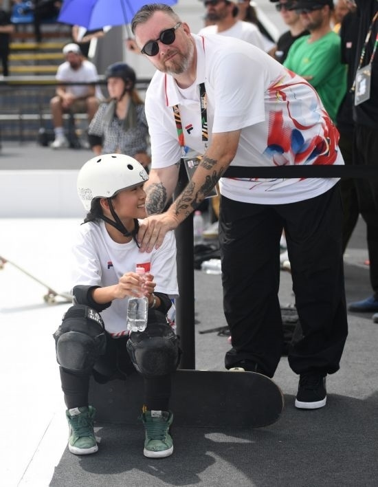 6月20日，鄭好好（左）在比賽間隙與教練互動(dòng)，她在預(yù)賽中最佳成績(jī)?yōu)?2.60分。當(dāng)日，巴黎奧運(yùn)會(huì)資格系列賽布達(dá)佩斯站滑板女子碗池預(yù)賽在布達(dá)佩斯舉行。新華社記者 賀燦鈴 攝