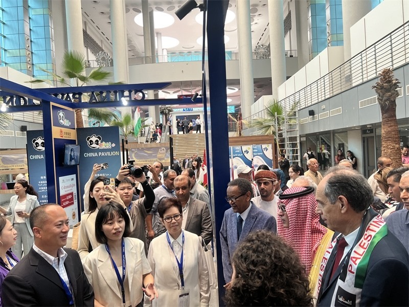 沙特廣播電視局首席執(zhí)行官、阿廣聯(lián)主席穆罕默德（右二）、阿廣聯(lián)秘書長蘇萊曼（右三）等阿拉伯國家嘉賓參觀展臺。主辦方供圖