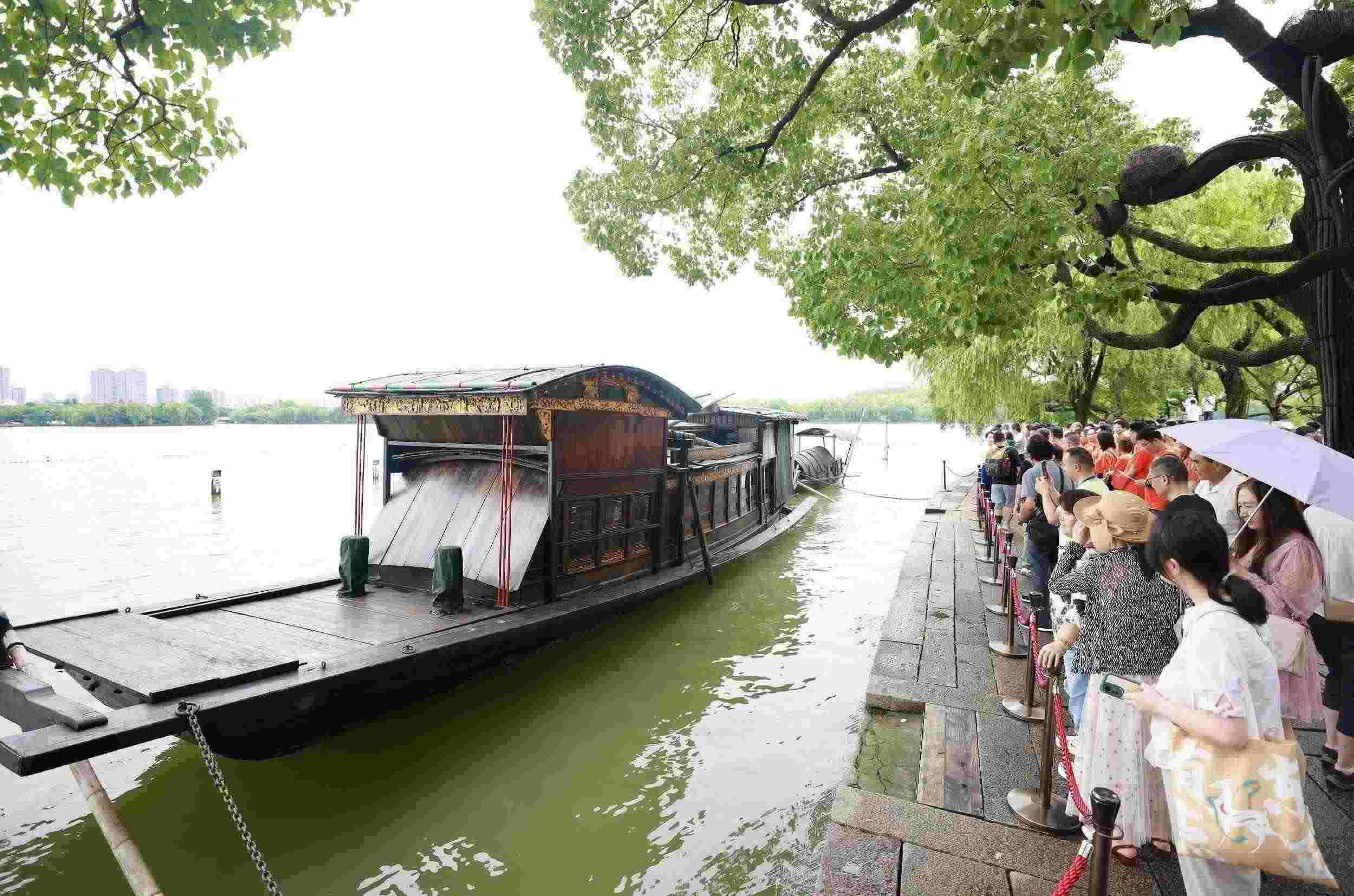 浙江嘉興，游客在南湖景區(qū)湖心島瞻仰紅船，感悟“紅船精神”。（圖片來源：視覺中國）
