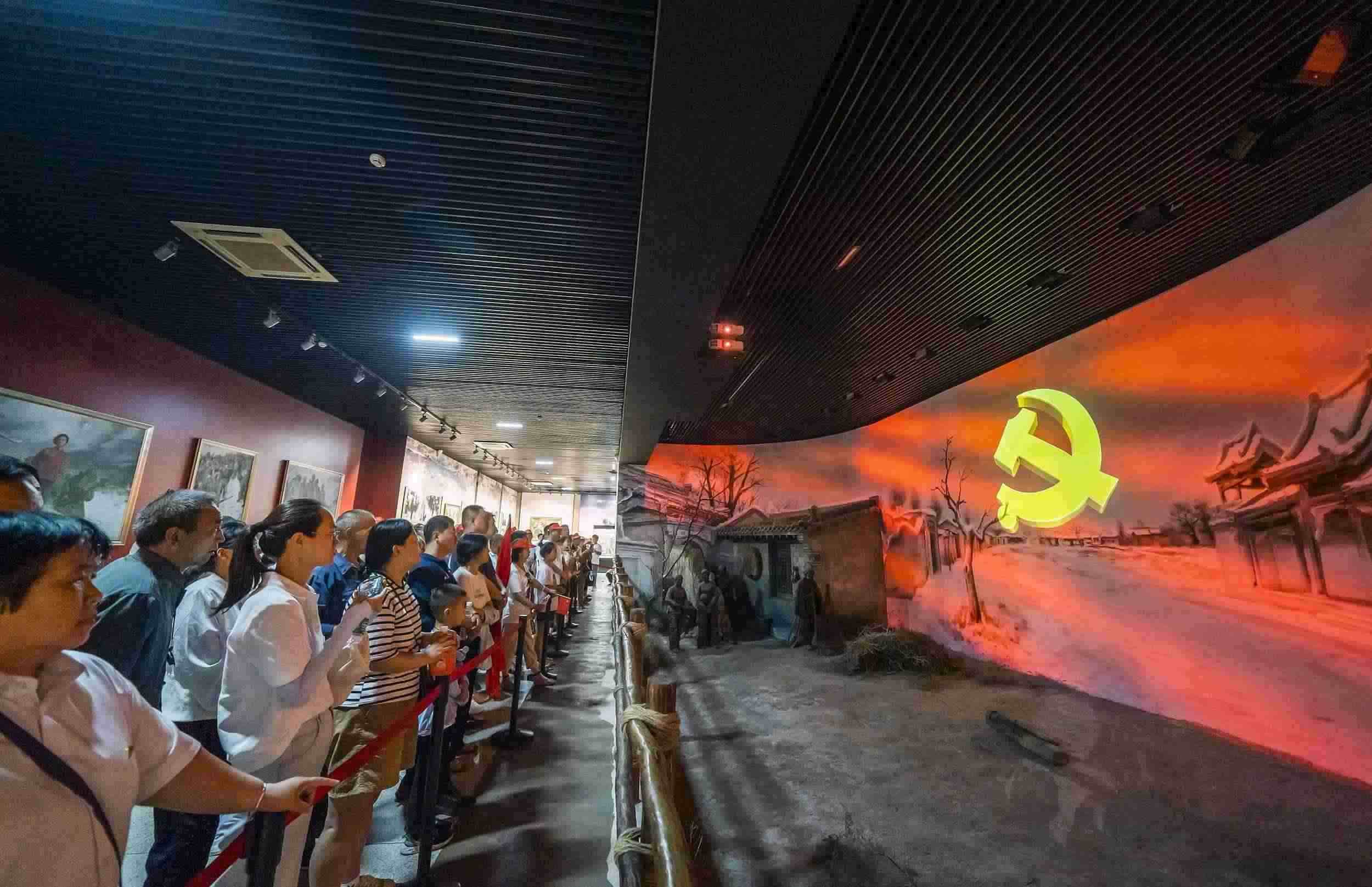 山西呂梁，游客正在文水縣劉胡蘭紀(jì)念館參觀。（圖片來源：視覺中國）