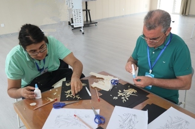 葡萄牙魯班工坊師生制作麥秸畫。