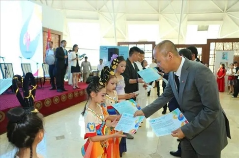 △當?shù)貢r間6月27日，2024“未來世界”國際青少年藝術展演在塔吉克斯坦國家博物館開幕。