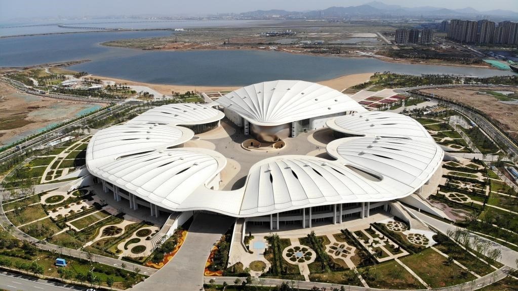 △位于中國—上海合作組織地方經(jīng)貿合作示范區(qū)的青島·上合之珠國際博覽中心