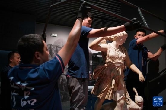 7月2日，工作人員將開(kāi)箱后的古希臘文物放置在展臺(tái)上。新華社記者 張端 攝