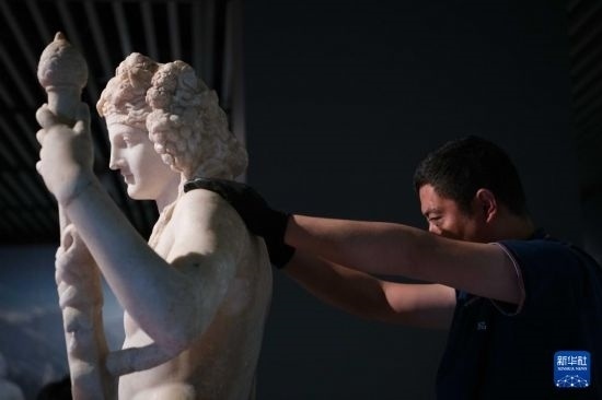 7月2日，工作人員將開(kāi)箱后的古希臘文物放置在展臺(tái)上。新華社記者 張端 攝