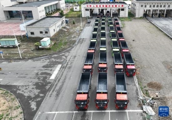 7月2日，車輛在巴克圖口岸辦理通關(guān)手續(xù)（無人機照片）。新華社發(fā)（馬丁 攝）