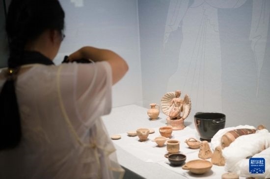 7月2日，開(kāi)箱后的古希臘文物被工作人員移入展柜。新華社記者 張端 攝