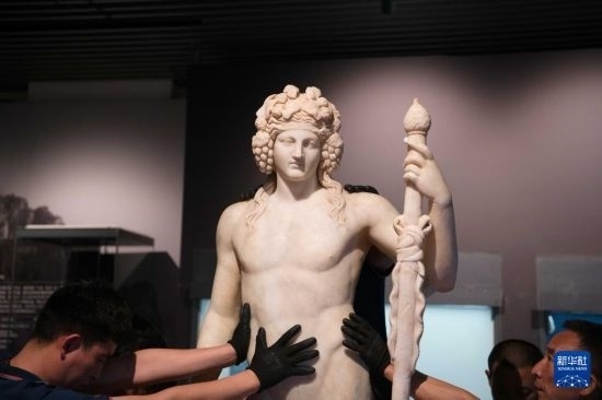 7月2日，工作人員將開(kāi)箱后的古希臘文物放置在展臺(tái)上。新華社記者 張端 攝