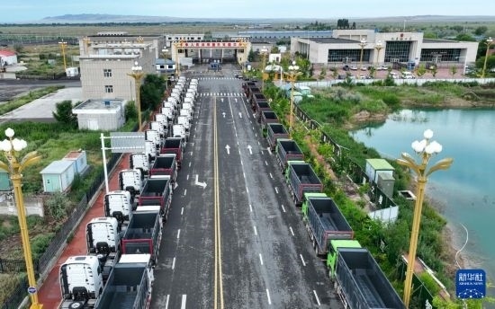 7月2日，車輛在巴克圖口岸有序出境（無人機照片）。新華社發(fā)（馬丁 攝）