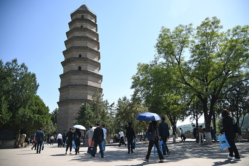 圖為2024年5月7日，游客在延安寶塔山參觀。 新華社記者 張博文 攝