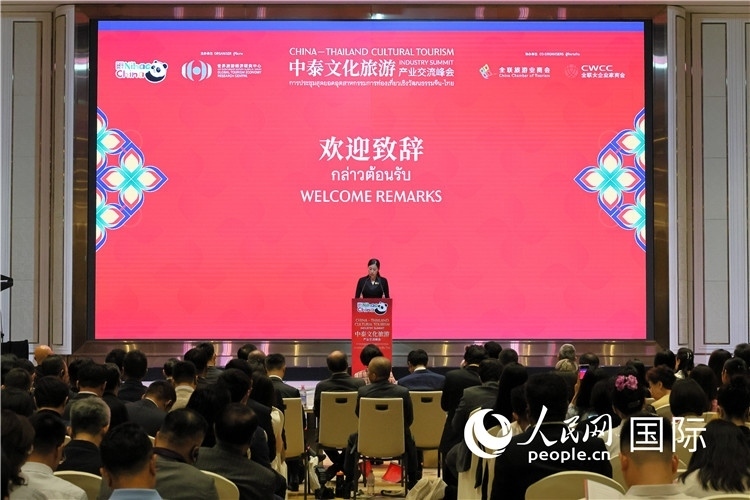 泰國(guó)文化部副部長(zhǎng)普洛伊·塔尼庫(kù)發(fā)表演講。