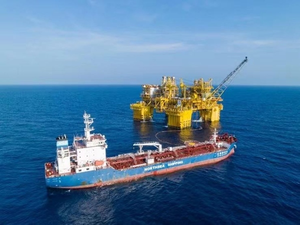 “深海一號”正在開展凝析油外輸作業(yè)。徐海舟攝